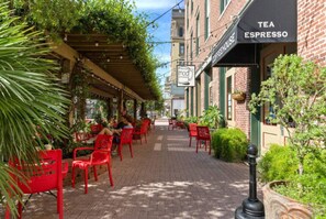 Outdoor dining - Relaxed Beach Getaway with Canal Views. (Galveston)
