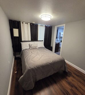 3 habitaciones, escritorio, tabla de planchar con plancha y wifi gratis 