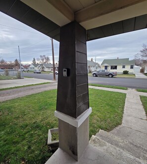 Property grounds - Family-Friendly Spacious Home • Short Drive to Downtown (Spokane)