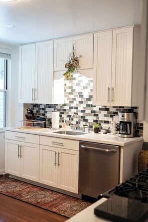Fridge, microwave, oven, stovetop - Cozy 2-bedroom rowhouse (Pittsburgh)