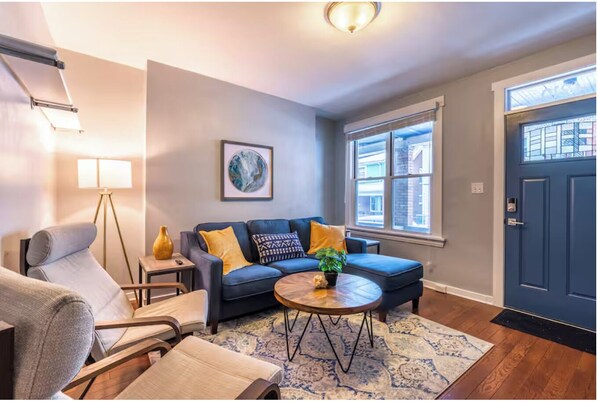 Smart TV, books - Cozy 2-bedroom rowhouse (Pittsburgh)