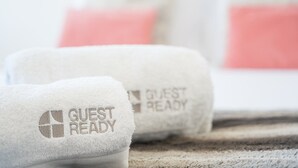 Two rolled towels with 'GUEST READY' embroidered on them. - GuestReady - studio in Santa Catarina (Porto)