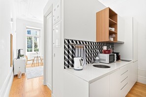 Kühlschrank, Mikrowelle, Wasserkocher mit Kaffee-/Teezubehör, Toaster