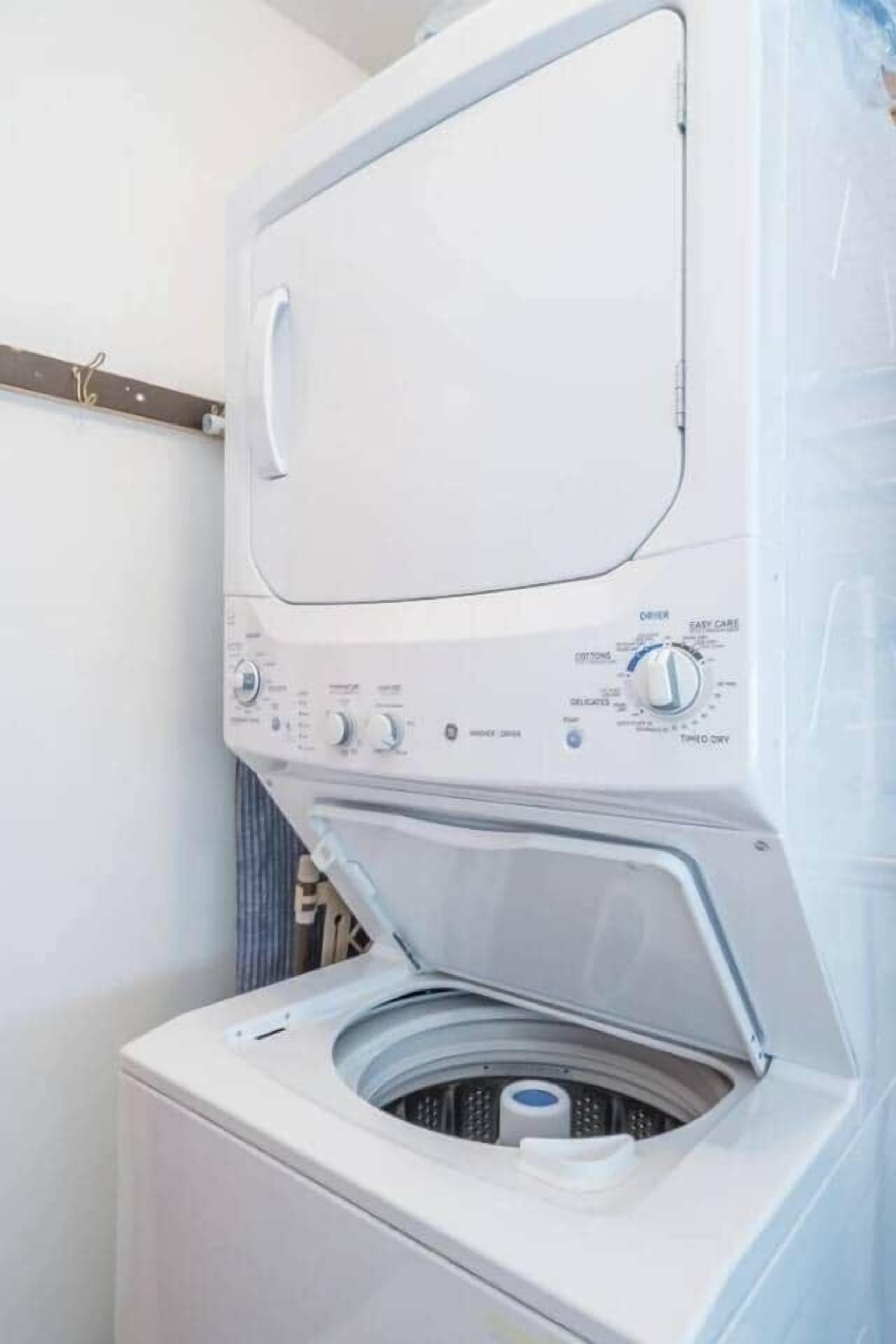 Un lave-linge à chargement frontal doté d’une porte transparente et d’un panneau de commande, ainsi qu’un sèche-linge à chargement frontal.