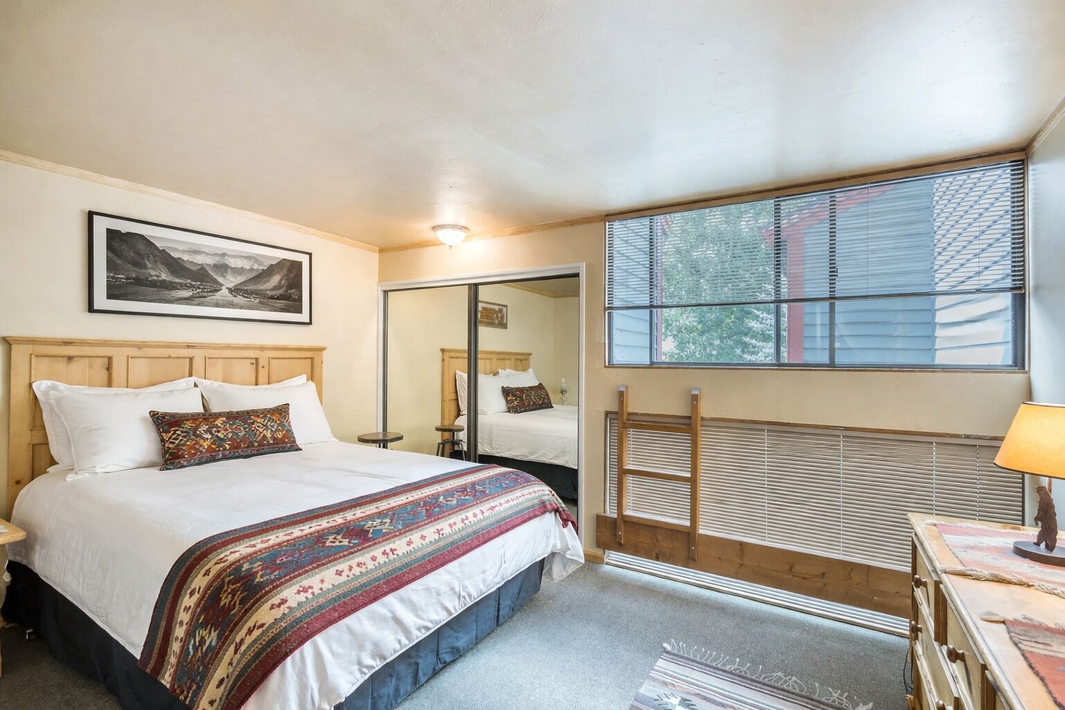 1 slaapkamer, een strijkplank/strijkijzer, wifi, beddengoed