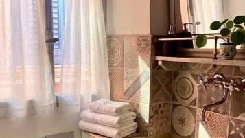 Dusche, Haartrockner, Bidet, Handtücher