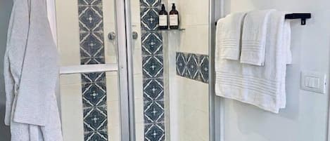Shower, hair dryer, bidet, towels