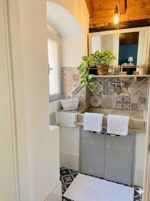 Shower, hair dryer, bidet, towels - Comfortable flat near the beaches with A/C | Ap31 (Imperia)