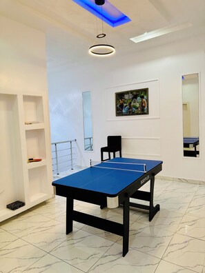 Games room - Luxury 4BR duplex in Lekki with ps5, snooker & mini gym (Lekki)