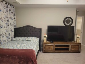 6 bedrooms, iron/ironing board, WiFi, bed sheets