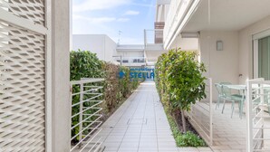 Un camino que lleva a un edificio con un letrero que dice 'immobiliare PELLESTA'.