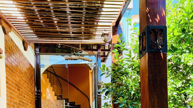 A staircase leading to a room with a view, a wooden pillar, and potted plants. - Two minutes walk from the cable car🚡A spacious apartment ideal for families! (La Paz)