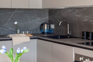 Lave-vaisselle, batterie de cuisine, vaisselle et ustensiles
