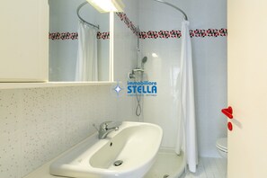 Shower - "Residence Pineta" w/Beach place and Parking included (Jesolo)