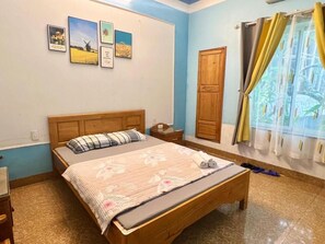 Eenvoudige studio, balkon, uitzicht op de stad