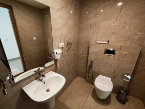 Deluxe-Doppelzimmer, Nichtraucher, Klimaanlage | Badezimmer