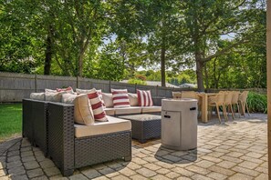Outdoor dining - Luxury 4br Cape Cod House, 5 Mins Beach, Pets OK, Sleeps 12, Fully Updated (Yarmouth)