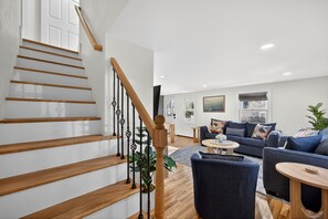 Interior - Luxury 4br Cape Cod House, 5 Mins Beach, Pets OK, Sleeps 12, Fully Updated (Yarmouth)