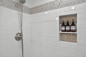 Hair dryer, towels, soap, toilet paper - Luxury 4br Cape Cod House, 5 Mins Beach, Pets OK, Sleeps 12, Fully Updated (Yarmouth)