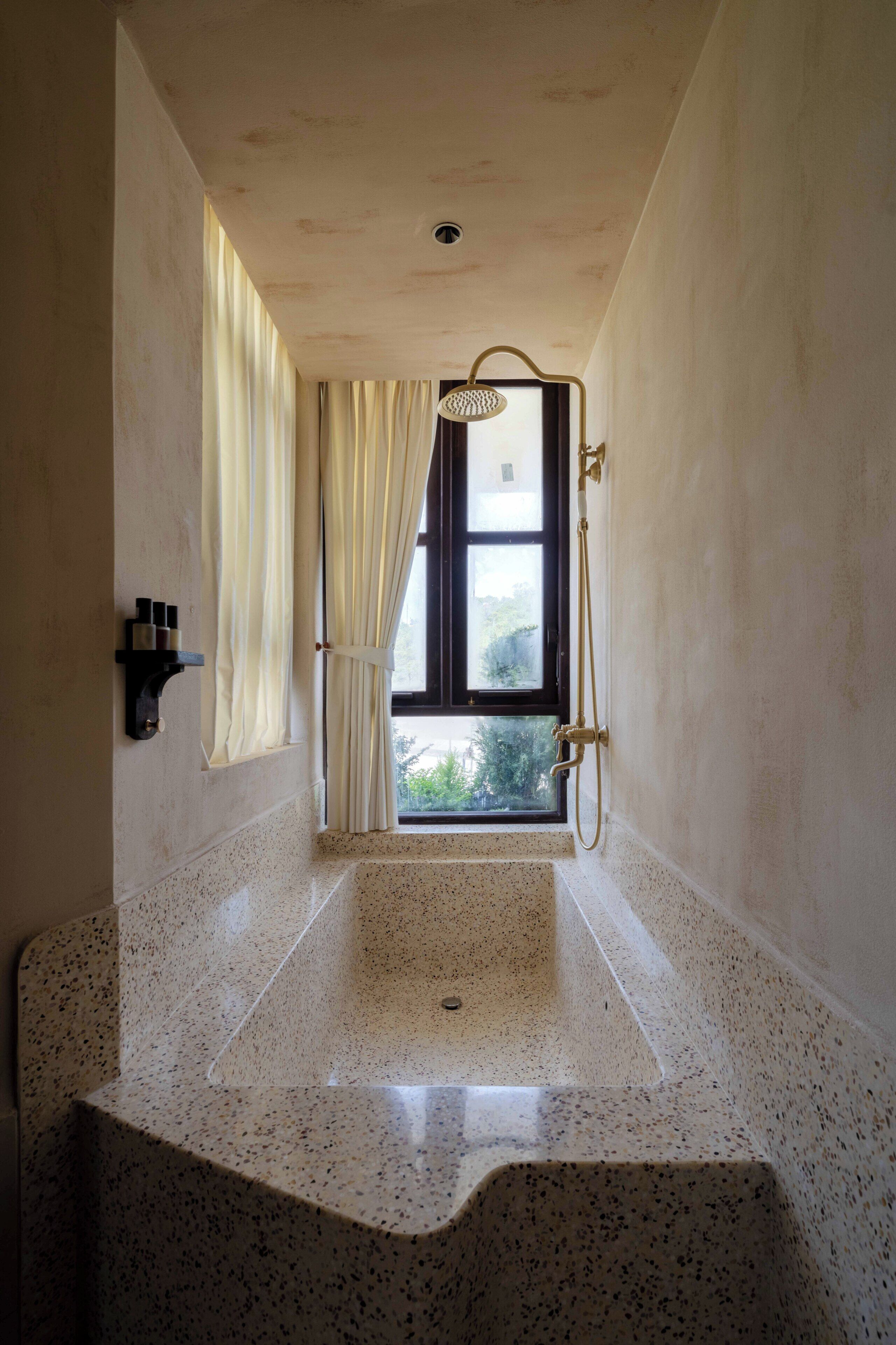 Highland Explorer Room | Deep-soaking bathtub