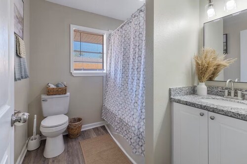 The Patch 5 - Sleeps 4 - King Bed - Near Casinos