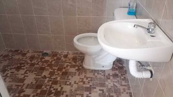 Habitació doble clàssica, pati, vistes al riu | Bany