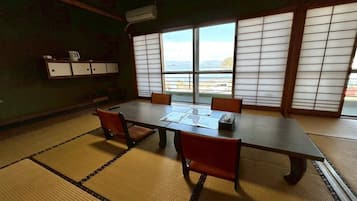 Perhehuvila, merinäköala, rannalla | Ruokailu