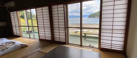 Biệt thự dành cho gia đình, quang cảnh biển, cạnh bãi biển