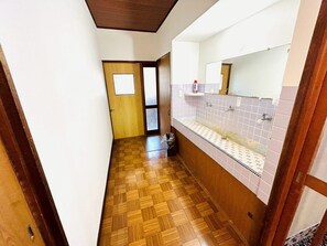 Family Villa, Sea View, Beachside | Bilik Mandi | Tab mandi dan pancuran berasingan, pengering rambut, tuala disediakan 