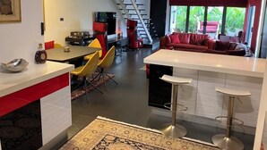 Un interior moderno con cocina, comedor y sala de estar.