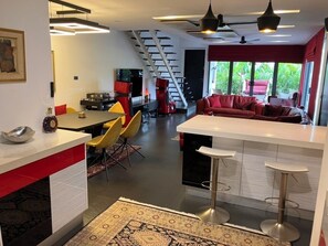 Ein modernes Interieur mit Küche, Essbereich und Wohnbereich.