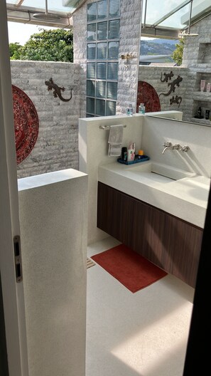 Dusche, Haartrockner, Handtücher, Toilettenpapier