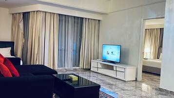 Basic Apartment, City View | Living area