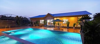 알라야 스테이즈 아우레아 4 BHK 농장, 수영장 있음