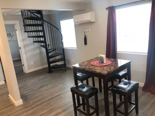 3143 Dover #3 · Modern Apartment High End Finishes & Washer/Dryer In-unit.