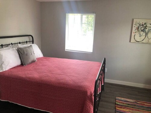 3143 Dover #3 · Modern Apartment High End Finishes & Washer/Dryer In-unit.