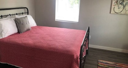 3143 Dover #3 · Modern Apartment High End Finishes & Washer/Dryer In-unit.