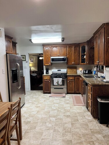 Cozy 2-bedroom house in quaint Jamestown with AC . Near Casinos and Yosemite.