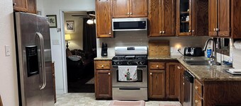 Cozy 2-bedroom house in quaint Jamestown with AC . Near Casinos and Yosemite.