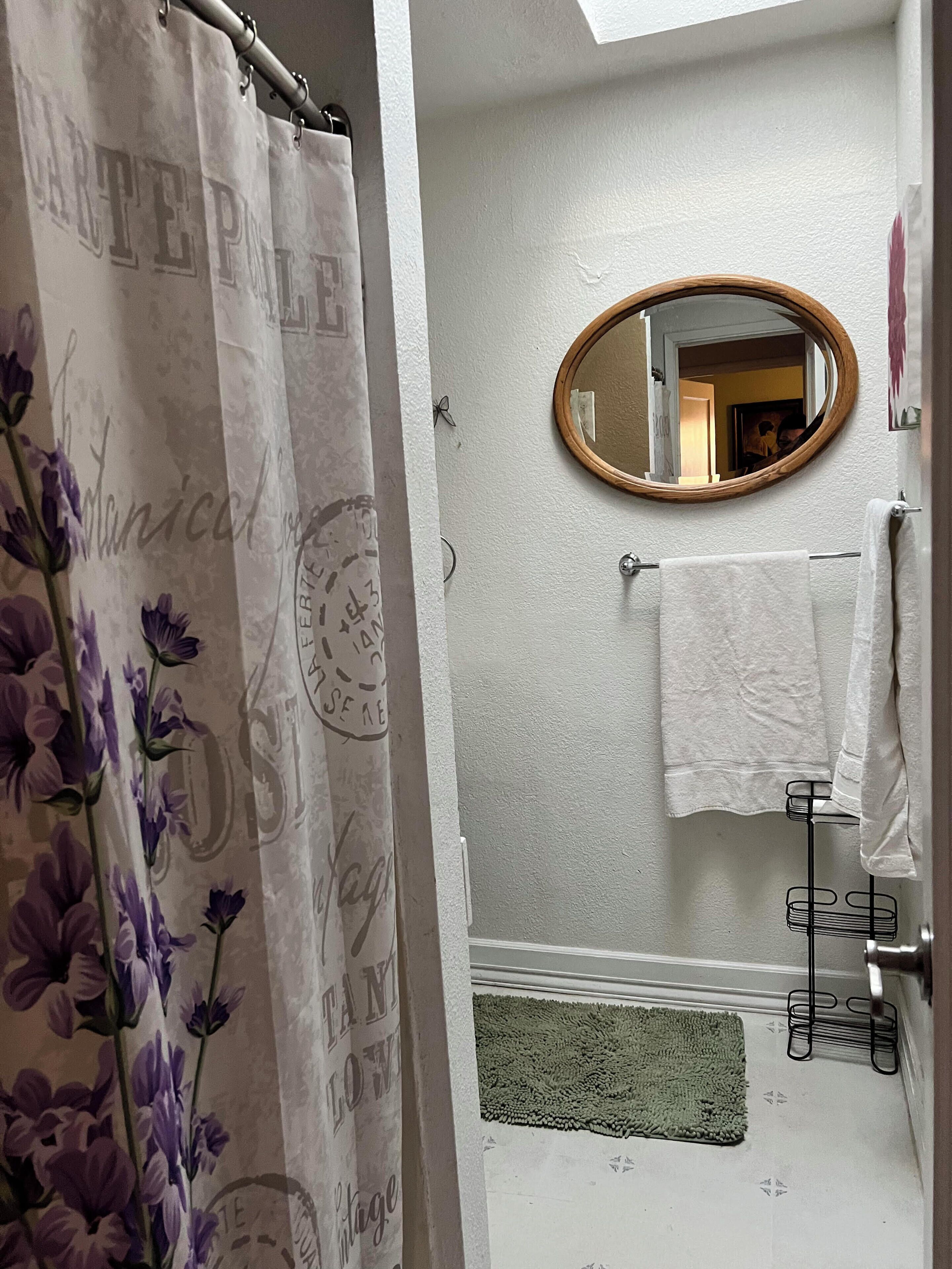 Een douche, een haardroger, handdoeken, zeep