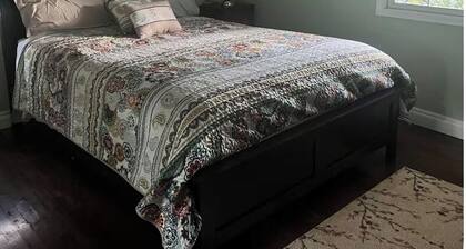 Cozy 2-bedroom house in quaint Jamestown with AC . Near Casinos and Yosemite.