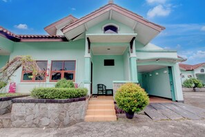 Exterior detail - Townhouse Oak near Margono Hospital Purw (Sukaradja)