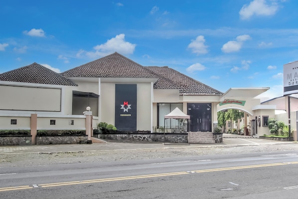A modern building with a tiled roof, a large entrance, and a sign indicating a restaurant. - Townhouse Oak near Margono Hospital Purw (Sukaradja)