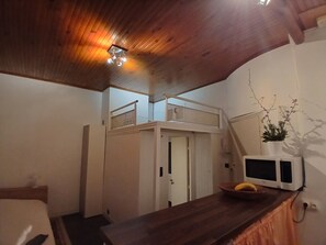 Interior - Studio, close to the Exhibition Center. (Issy-les-Moulineaux)