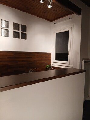 Interior - Studio, close to the Exhibition Center. (Issy-les-Moulineaux)