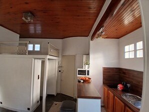 Fridge, microwave, stovetop, coffee/tea maker - Studio, close to the Exhibition Center. (Issy-les-Moulineaux)