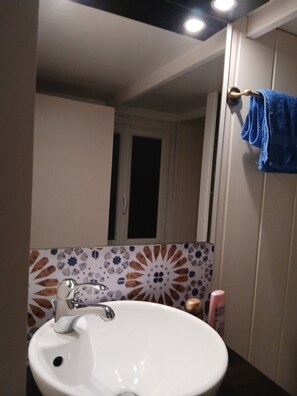 Bathroom - Vrbo Property (Issy-les-Moulineaux)