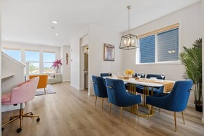 Dining - Charming 3-bedroom house in beautiful Calgary with AC (Calgary)