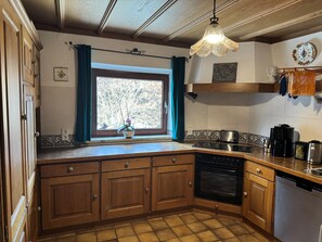 Wasserkocher mit Kaffee-/Teezubehör, Kühlschrank, Mikrowelle, Ofen