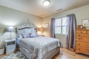 6 bedrooms, iron/ironing board, Internet, bed sheets - Rural Group Getaway w/ Creek Access in Berryville! (Berryville)